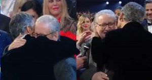 Fiorello abbraccia Mollica durante l’omaggio in suo onore a Sanremo e gli sussurra delle parole all’orecchio. Ecco cosa gli ha detto.