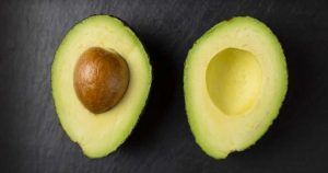 3 semplici trucchi che in pochi conoscono per sapere se un avocado è buono senza doverlo aprire