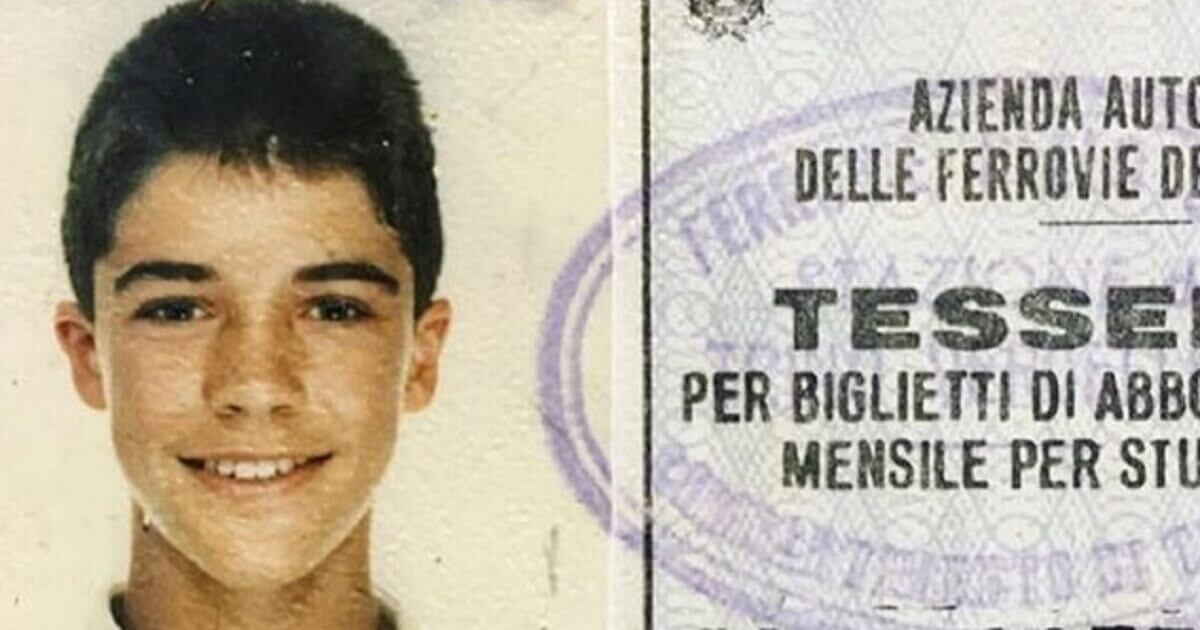 E’ tra gli uomini più desiderati. Qui era solo un ragazzino. Lo avete riconosciuto? Ecco chi è E’ tra gli uomini più desiderati. Qui era solo un ragazzino. Lo avete riconosciuto? Ecco chi è