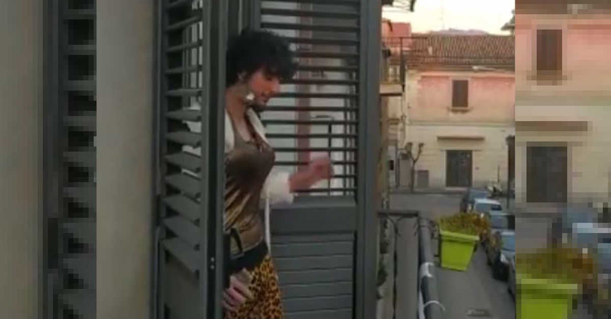 Il ritorno de “Il vicino di casa che vorremmo tutti!”. Si affaccia al balcone per un nuovo flashmob che è già virale! – VIDEO Il ritorno de “Il vicino di casa che vorremmo tutti!”. Si affaccia al balcone per un nuovo flashmob che è già virale! – VIDEO