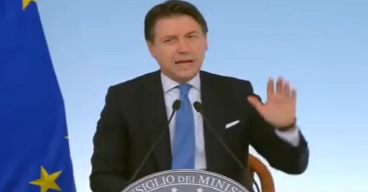 Giornalista rifiuta il microfono durante la conferenza stampa del Premier Conte. Ecco il motivo Giornalista rifiuta il microfono durante la conferenza stampa del Premier Conte. Ecco il motivo
