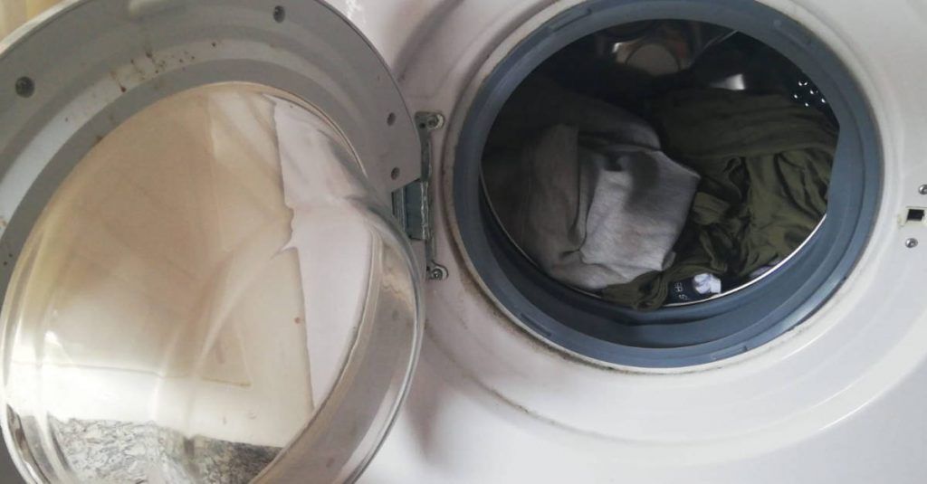 Il trucco per lavatrice per togliere peli e lanugine dai vestiti. Ti basterà usare un prodotto che tutti abbiamo in casa!