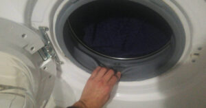 Come pulire la gomma della lavatrice, basta sporcizia e muffa!