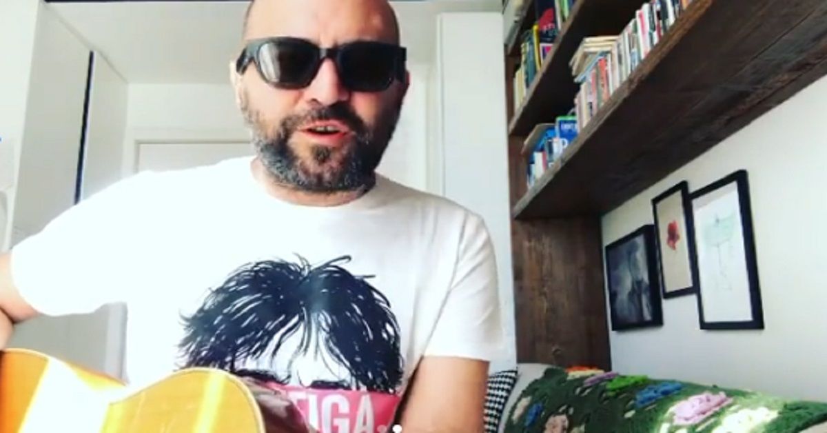 Coronavirus, Giuliano Sangiorgi posta sui social una canzone scritta dopo l’assalto alla stazione di Milano – Il video Coronavirus, Giuliano Sangiorgi posta sui social una canzone scritta dopo l’assalto alla stazione di Milano – Il video
