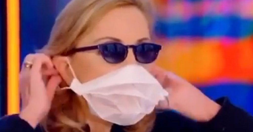 Barbara Palombelli in tv mostra come fare una mascherina con la carta forno. Ecco il tutorial