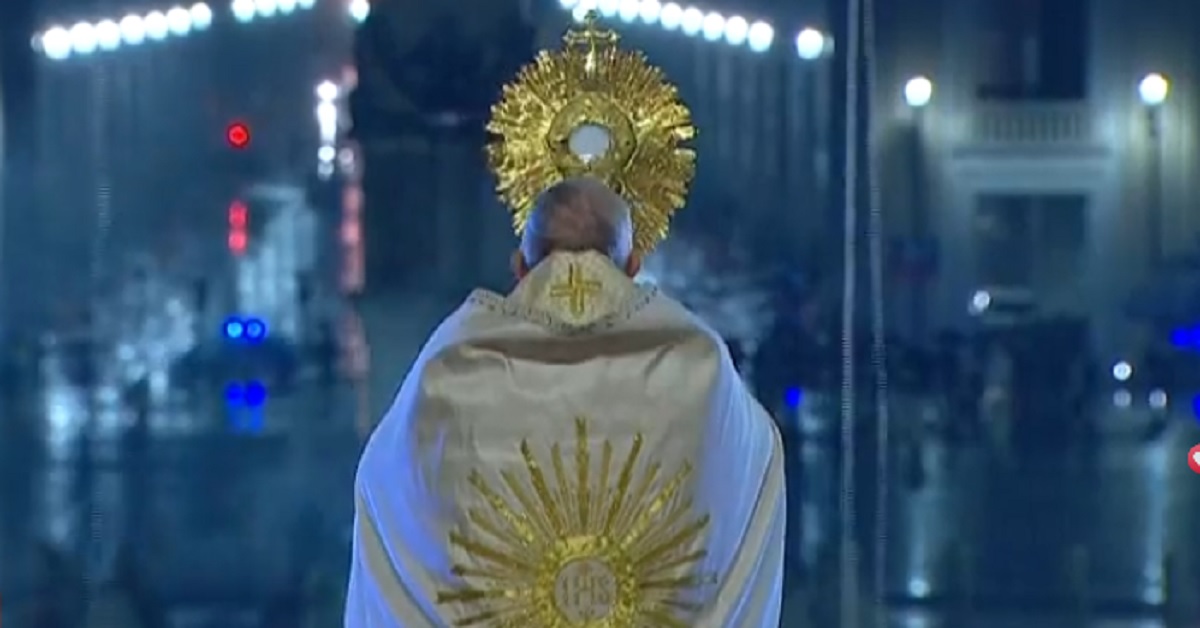 Risuonano le parole del Papa in una Piazza San Pietro piovosa, vuota e silenziosa “Siamo stati presi alla sprovvista da una tempesta inaspettata” e poi il pensiero a loro Risuonano le parole del Papa in una Piazza San Pietro piovosa, vuota e silenziosa “Siamo stati presi alla sprovvista da una tempesta inaspettata” e poi il pensiero a loro