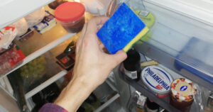 Come disinfettare il frigorifero con una ricetta naturale