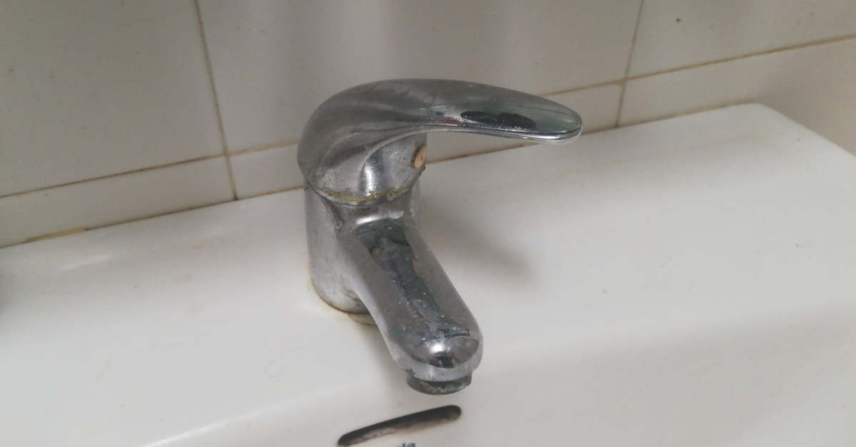 Il segreto per un lavandino pulito sta nella tua dispensa: il trucco di cui non farai più a meno Il segreto per un lavandino pulito sta nella tua dispensa: il trucco di cui non farai più a meno