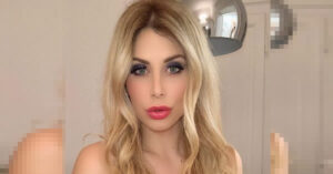 Paola Caruso in perfetta versione  casalinga con i capelli ricci e senza trucco. Anche lei si mostra al naturale come altre Vip