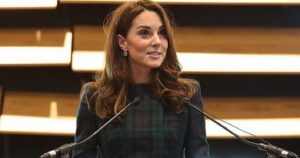 La vera ragione per cui Kate Middleton fu esclusa e presa in giro a scuola. Oggi la principessa si preoccupa della difesa dei più deboli come Diana.