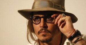 Sapete perchè Johnny Depp porta sempre gli occhiali? Dietro le lenti nasconde un segreto. Ecco di cosa si tratta.