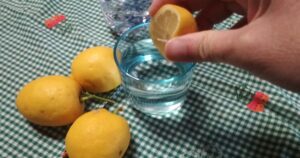L’acqua al limone ti aiuta davvero a perdere peso? La parola agli esperti.