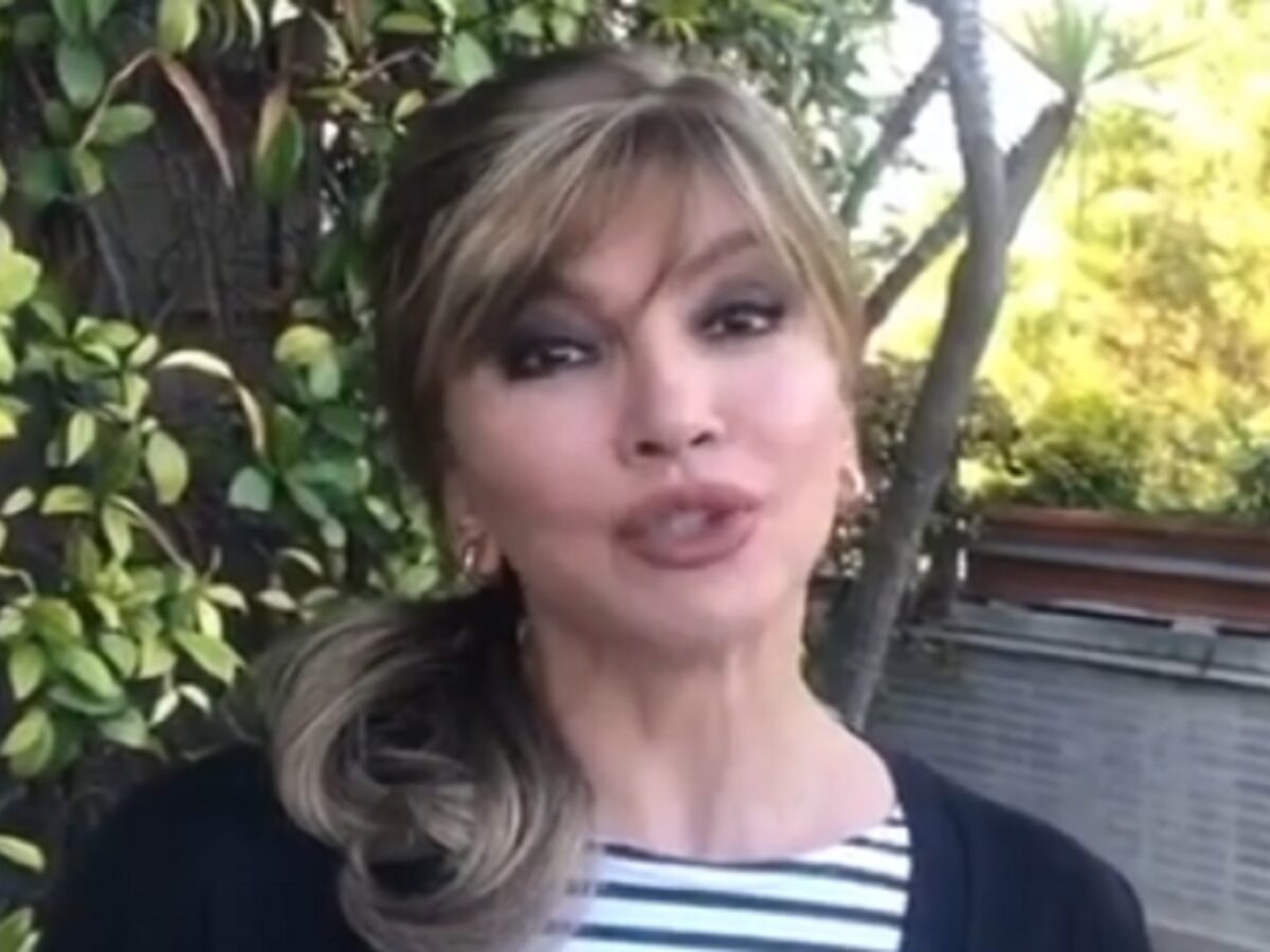 Milly Carlucci Svela Qual E Il Suo Trucco Per Avere Un Acconciatura Sempre Perfetta