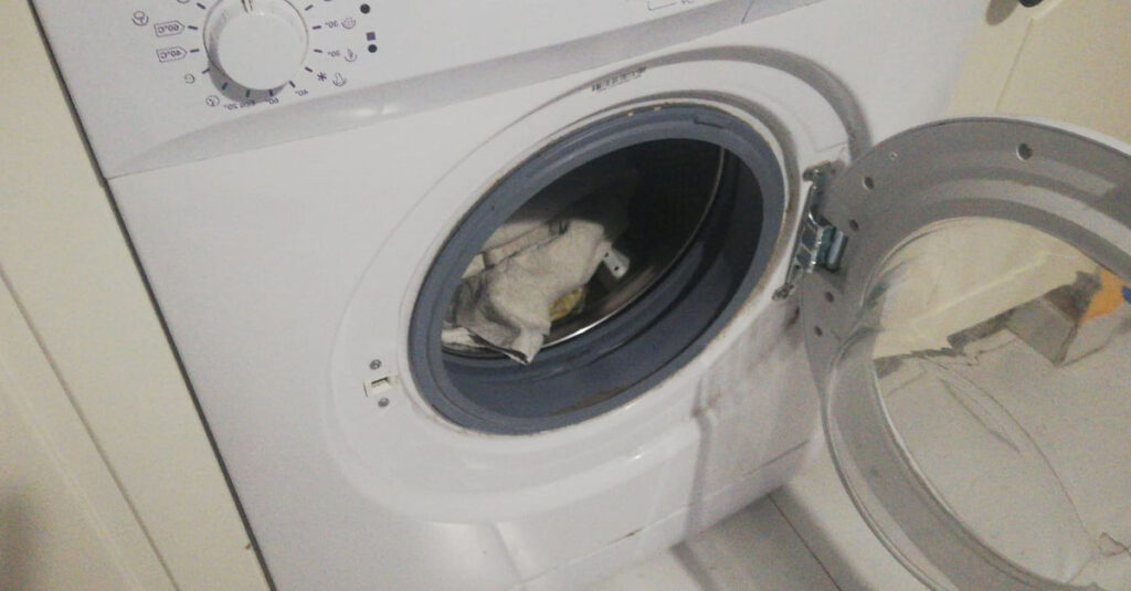 Il bucato esce dalla lavatrice che fa “puzza” di muffa?