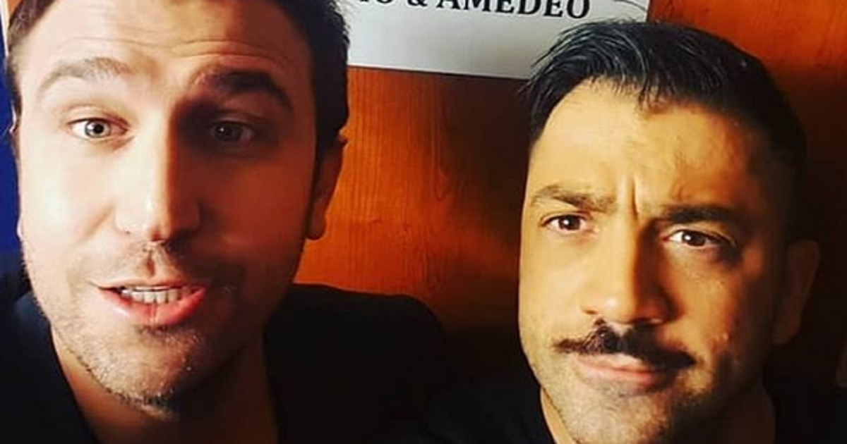Avete mai visto la moglie di Amedeo del duo Pio e Amedeo? Insieme hanno due figli, sono davvero una bella famiglia. Eccoli. Avete mai visto la moglie di Amedeo del duo Pio e Amedeo? Insieme hanno due figli, sono davvero una bella famiglia. Eccoli.