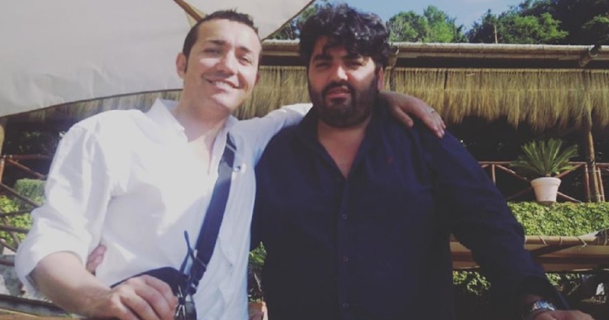 Pieni di entusiasmo, giovani e sorridenti. Oggi sono molto famosi, li avete riconosciuti? Pieni di entusiasmo, giovani e sorridenti. Oggi sono molto famosi, li avete riconosciuti?