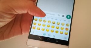 Le 7 emoji più fraintese di Whatsapp. Ecco qual è il loro vero significato.