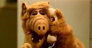 Ricordate Alf  la famosa serie tv anni 80? Ecco chi si nascondeva sotto il pupazzo.