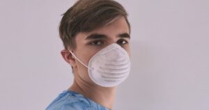 Il motivo principale per cui la tua mascherina ha un odore così cattivo