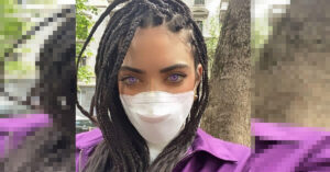 Capelli con treccine afro e occhi viola, posta questa foto per lanciare l’uscita del suo singolo. L’avete riconosciuta? Ecco chi è