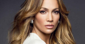 “Sembra un fenicottero” Jennifer Lopez ricoperta di piume, le foto sui social scatenano l’ironia del web