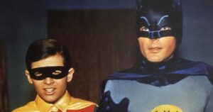 Non sarai giovanissimo se ricordi la serie tv Batman? Ecco com’è oggi l’attore Burt Ward che interpretava Robin e cosa fa.