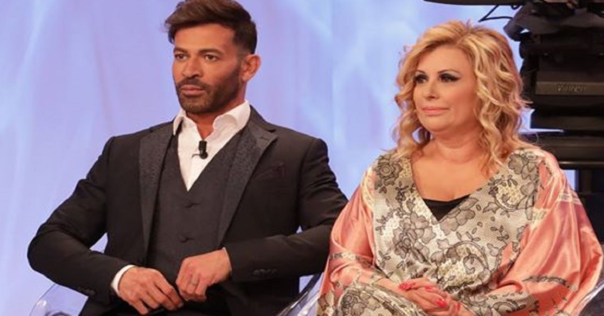 Tina Cipollari e Gianni Sperti insieme fuori dallo studio di Uomini e Donne. Ecco com’è stata beccata Tina. Tina Cipollari e Gianni Sperti insieme fuori dallo studio di Uomini e Donne. Ecco com’è stata beccata Tina.