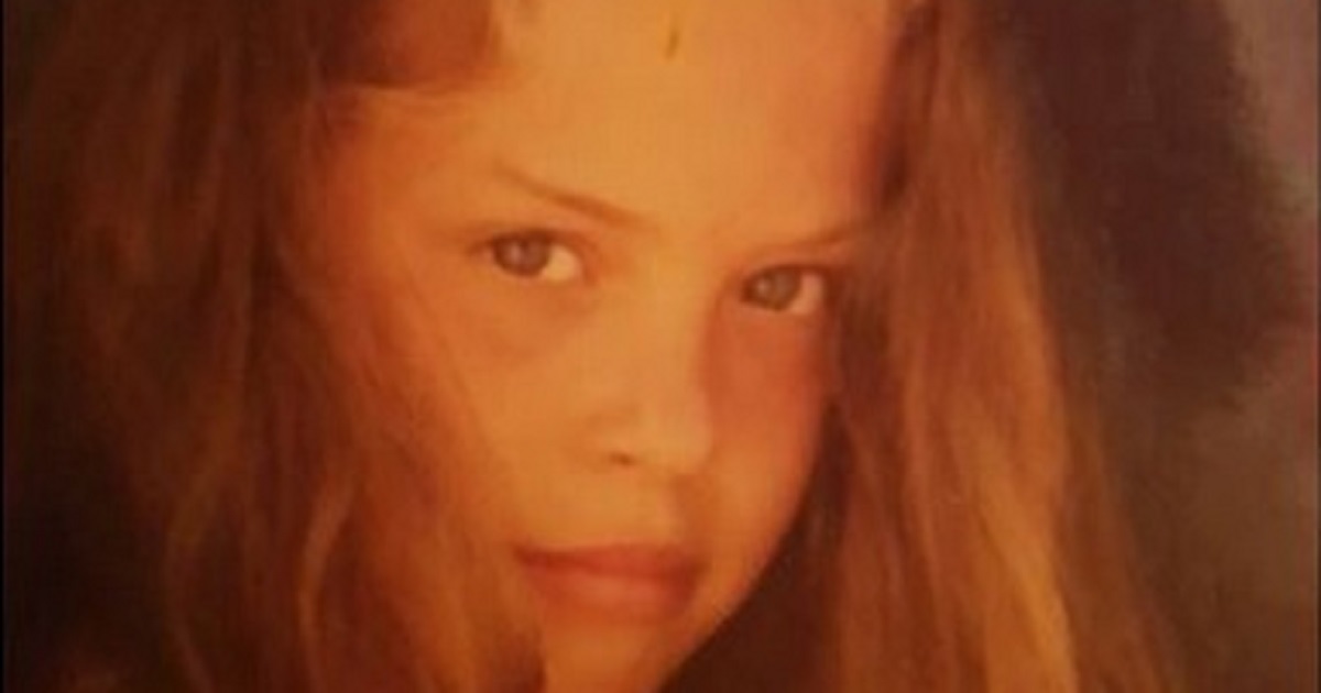 Imbronciata, piccola e bella, l’avete riconosciuta? Oggi è una showgirl, mamma e moglie molto famosa. Imbronciata, piccola e bella, l’avete riconosciuta? Oggi è una showgirl, mamma e moglie molto famosa.