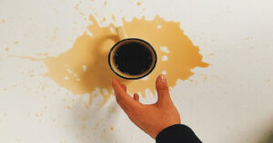 5 trucchi per eliminare le macchie di caffe dai tessuti. Rimedi utili e efficaci