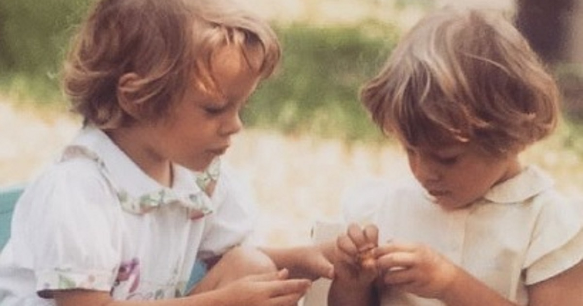Da bambine erano uguali a ora, sono due gemelle molto famose nel mondo dei reality, e sono sempre insieme. Da bambine erano uguali a ora, sono due gemelle molto famose nel mondo dei reality, e sono sempre insieme.