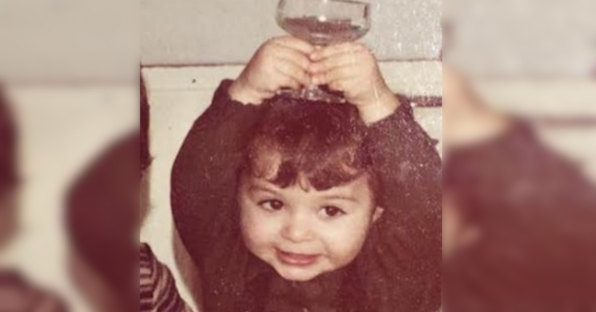Bella e sorridente già da bambina, oggi è una cantante italiana di fama internazionale. La foto in versione baby è adorabile. Bella e sorridente già da bambina, oggi è una cantante italiana di fama internazionale. La foto in versione baby è adorabile.