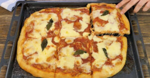 Come preparare una gustosa pizza in teglia in casa: basta solo 1g di lievito!