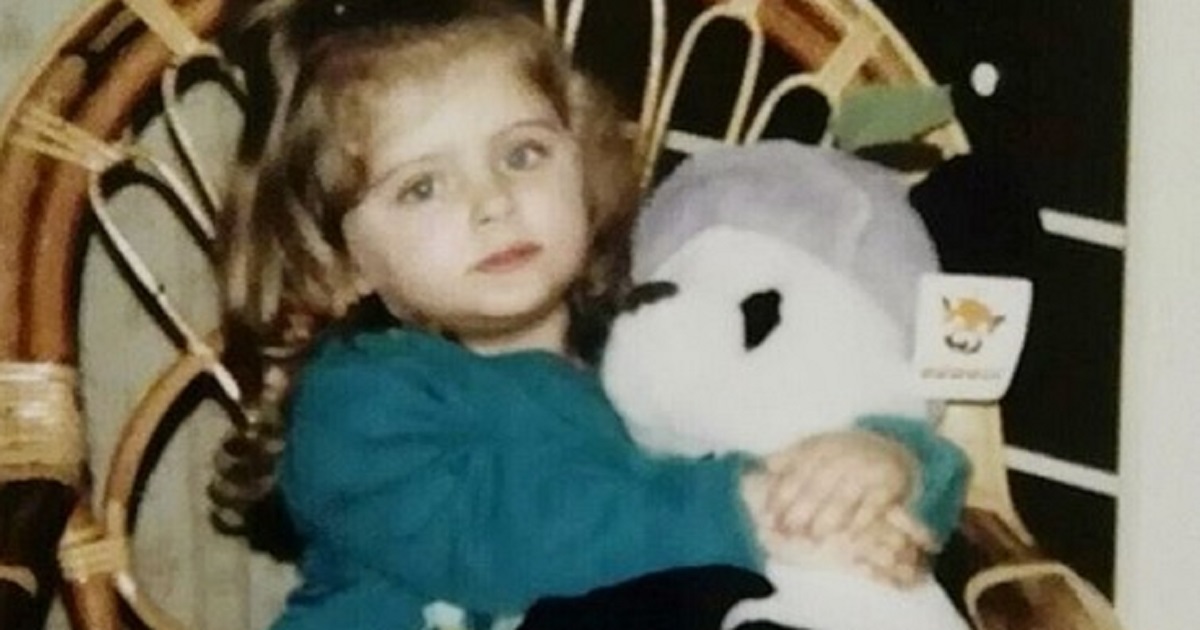 Qui era solo una bambina, oggi è molto nota in tv per la sua partecipazione ai reality. Difficile riconoscerla. Ecco chi è. Qui era solo una bambina, oggi è molto nota in tv per la sua partecipazione ai reality. Difficile riconoscerla. Ecco chi è.