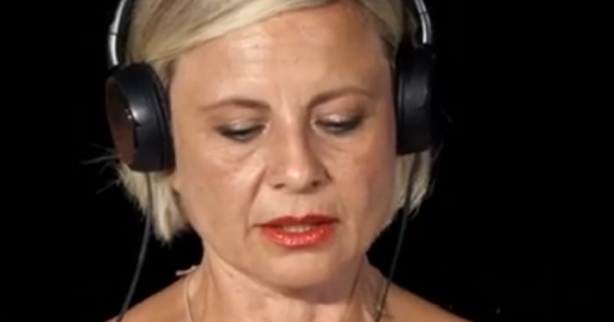 Antonella Elia scopre il tradimento del fidanzato in un video. Pietro bacia un’altra Antonella Elia scopre il tradimento del fidanzato in un video. Pietro bacia un’altra