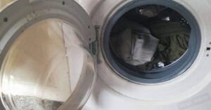 C’è un gesto che fai senza accorgertene e che rovina la tua lavatrice provocando danni costosi, secondo gli esperti