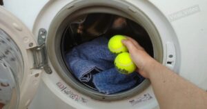 Metti 2 palline da tennis nella lavatrice e avvia il lavaggio per ottenere un pulito migliore. Il rimedio che non conoscevi.