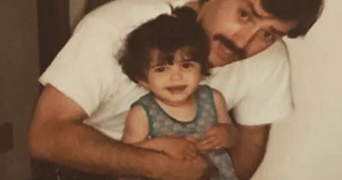 Piccolissima tra le braccia del papà. L’avete riconosciuta? E’ tra le showgirl più amate della tv Piccolissima tra le braccia del papà. L’avete riconosciuta? E’ tra le showgirl più amate della tv