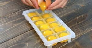 Posiziona ogni uovo nel contenitore dei cubetti di ghiaccio: il trucchetto che si sta diffondendo in cucina!