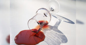 Macchie di vino rosso sui tessuti? Tutti i rimedi utili e efficaci per eliminarle.
