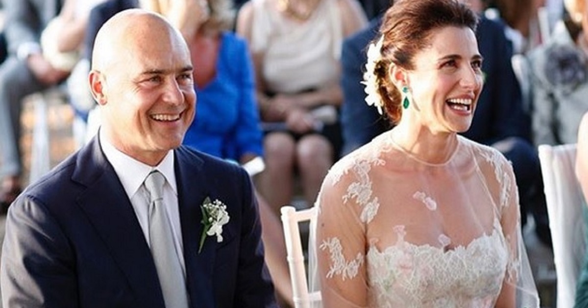 Luisa Ranieri e Luca Zingaretti sono la coppia più belle del mondo dello spettacolo. Avete mai visto le loro figlie? Eccoli tutti insieme Luisa Ranieri e Luca Zingaretti sono la coppia più belle del mondo dello spettacolo. Avete mai visto le loro figlie? Eccoli tutti insieme