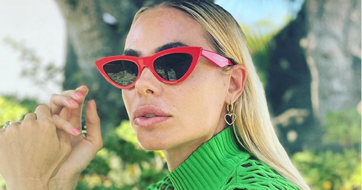 Ilary Blasi posta una foto mentre bacia il marito, Francesco Totti commenta lo scatto in modo inaspettato. Ilary Blasi posta una foto mentre bacia il marito, Francesco Totti commenta lo scatto in modo inaspettato.
