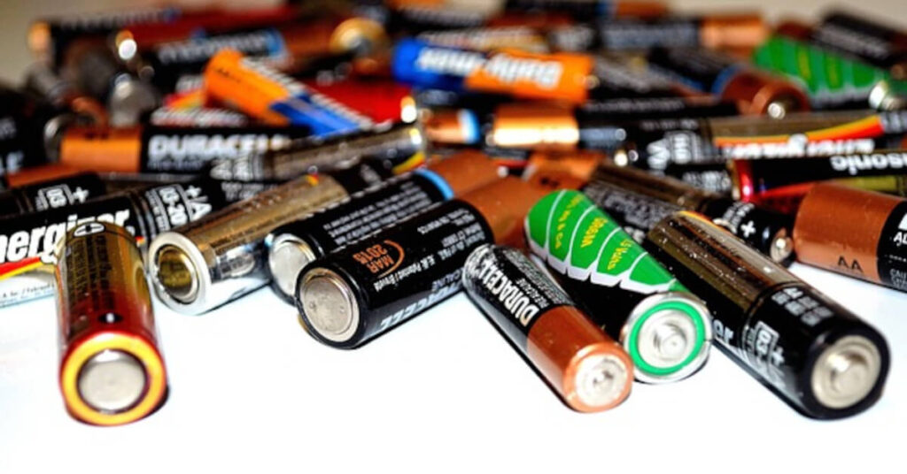 Non dovresti tenere le batterie in un cassetto di casa. Ecco il motivo