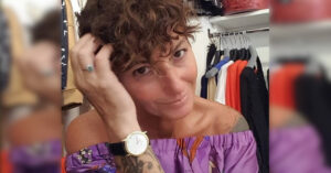 L’ex gieffina Cristina Plevani si mostra con una parrucca bionda su Instagram e tutti notano la strana somiglianza.
