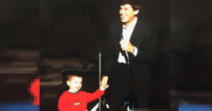 23 anni fa Gianni Morandi diventava padre di Pietro, il figlio minore. Oggi il papà fa gli auguri di compleanno al figlio, diventato ormai un noto trapper