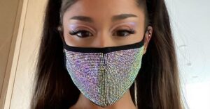 Occhi puntati sulla mascherina di Cristallo Swarovski di Ariana Grande. Ecco quanto costa e chi è lo stilista