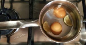 Perché aggiungere il limone quando facciamo bollire le uova? Il trucco che userai presto anche tu