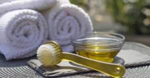 Ecco perchè dovresti aggiungere l’olio d’oliva alla tua routine di bellezza quotidiana.