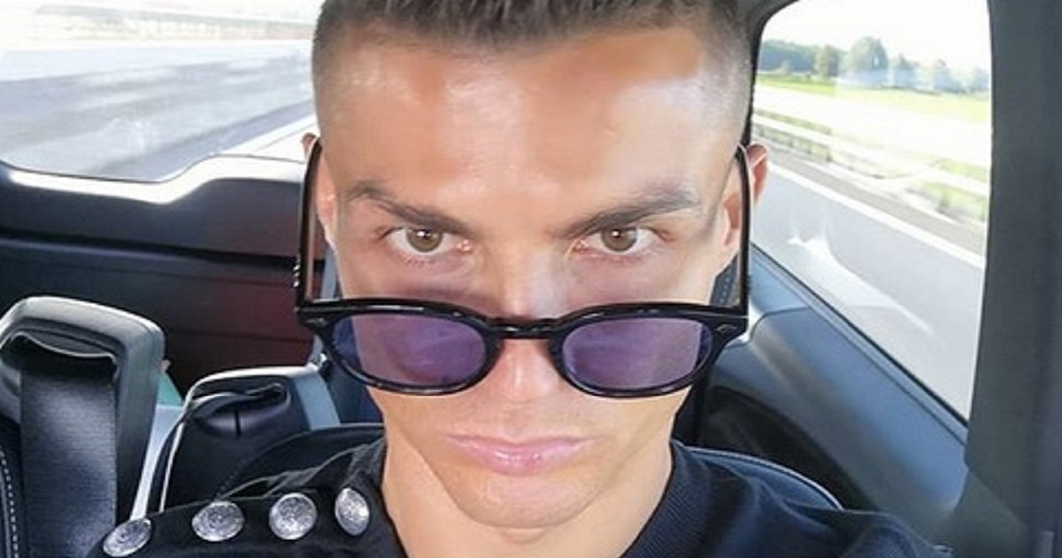 Ronaldo si regala una nuova auto, la più costosa al mondo. Si tratta di una Bugatti e il prezzo è da capogiro Ronaldo si regala una nuova auto, la più costosa al mondo. Si tratta di una Bugatti e il prezzo è da capogiro