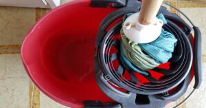 Come creare un detergente per pavimenti con soli 3 ingredienti che già avete in casa.