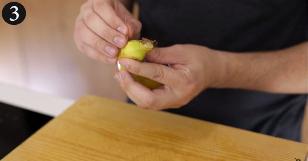 Il trucco super pratico di pungere una banana con un ago. È quasi un trucco magico [VIDEO]